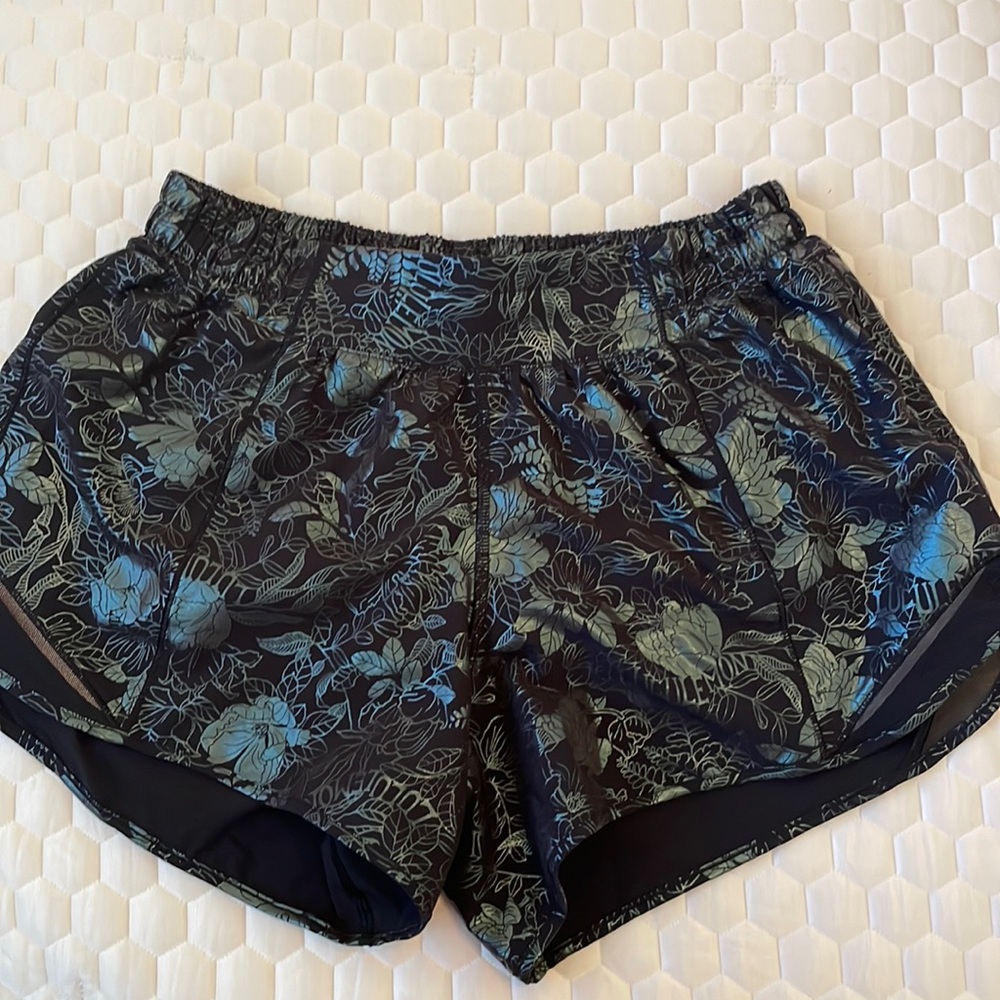 Lululemon Hotty Hot Low-Rise Lined
Short 4"